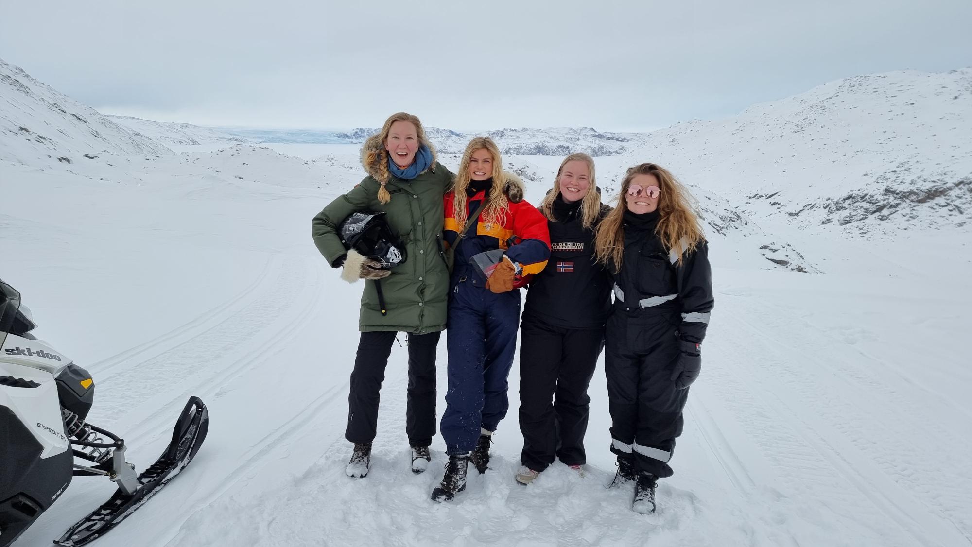 Grønland På Snescooter Ind Til Fjorden