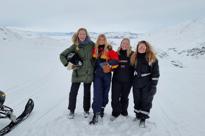 Grønland På Snescooter Ind Til Fjorden