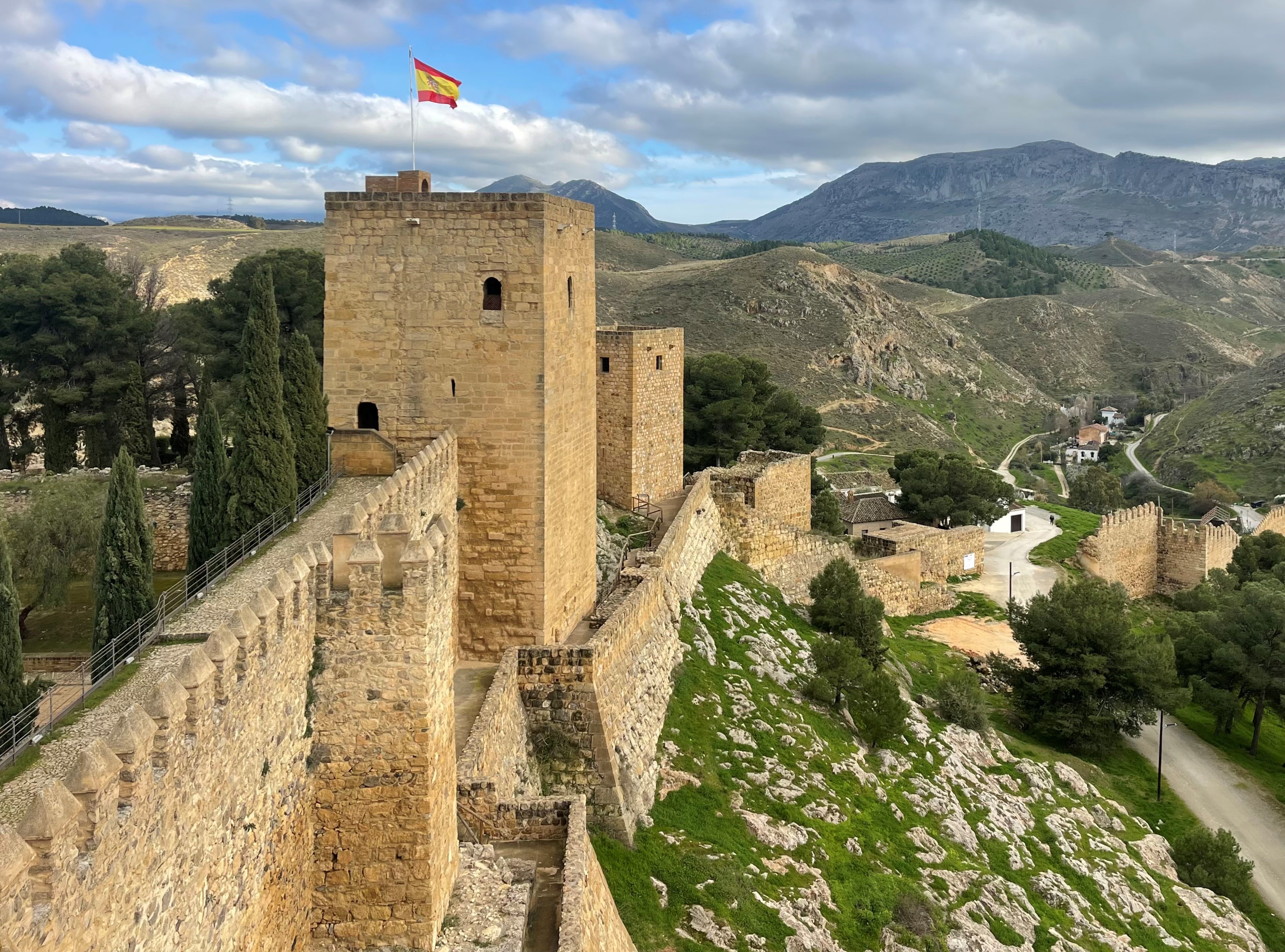 Antequeras Alcazaba Med El Torcal I Baggrunden