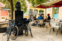En Velfortjent Pause I Plaza De San Pedro De Alcantara. Den Døde Sanger Rockberto Fra Málagas Tabletom Vagter Over Cyklerne