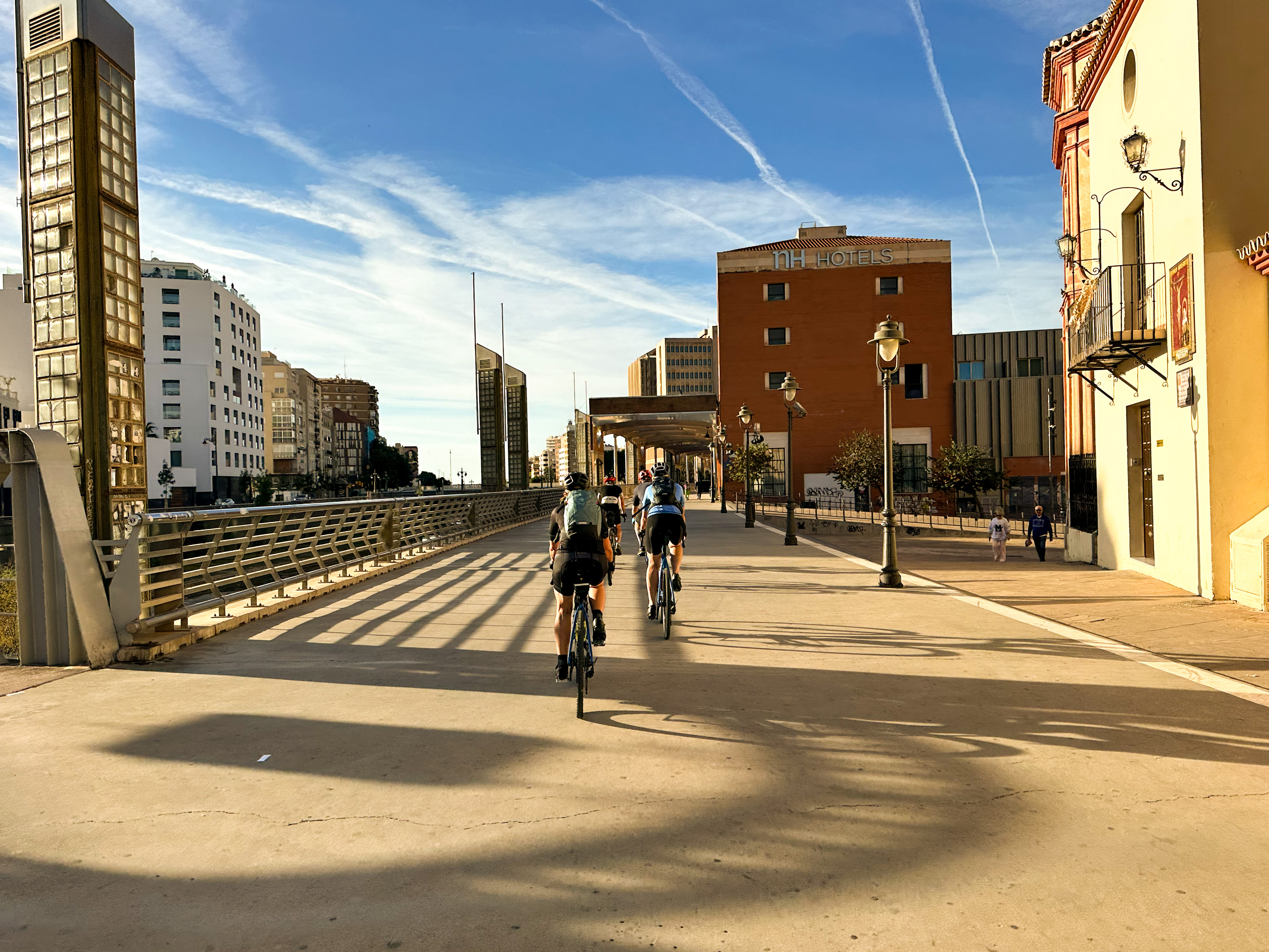 Forbi Puente De Santo Domingo Cykler Vi Mod Alameda Principal For At Fange Cykelstien Der Vil Fører Os Ud Af Málaga