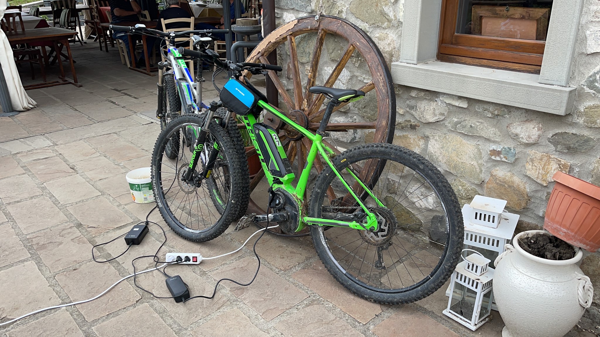 Cyklerne Passes Mens Vi Spiser Frokost